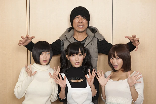 週プレＮＥＷＳの貝山弘一編集長（１７８㎝）も、わかっちゃいるけど身長差にビックリ！