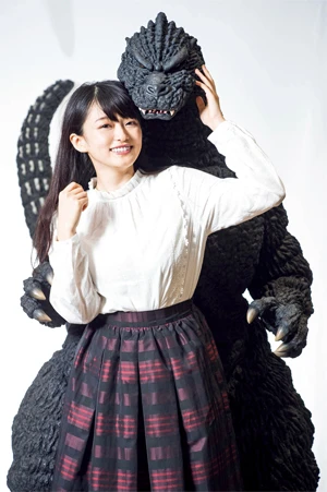 山地まりちゃんが全長約１９２ｃｍの巨大ゴジラをレビュー！「手を恋人つなぎしたり、後ろから抱き締められたい」