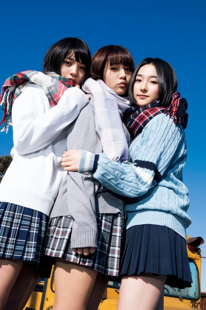 ネクストブレイク間違いなしの「２代目・週プレ３姉妹」が初表紙に登場！ 撮影ではくっつき合って…