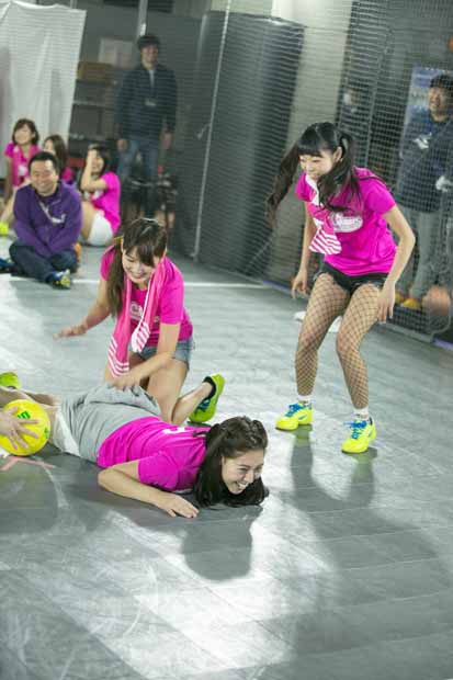  ようやくまともに蹴れたが、罰ゲームポールに当たりメンバーに責められる西村