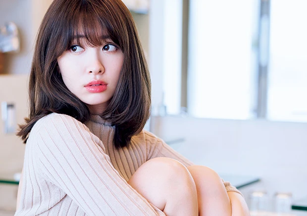 小嶋陽菜が自分の過去グラビアを見た感想とは？「見た目も中身も…」