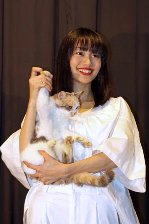大人気アプリ『ねこあつめ』の映画化で出演の忽那汐里が“２０年後には大久保佳代子”に！？