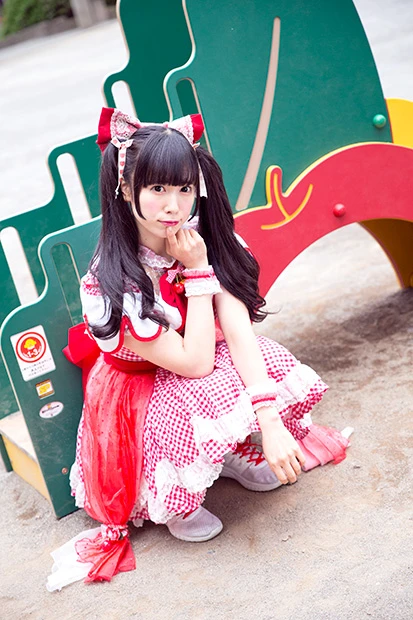 恋汐りんご（しおりん）２０１３年加入。アニメや電波ソングが大好きで、ＤＪやソロでも活動中。ＯＰを務めるアニメ『つぐもも』では女子生徒役で出演。