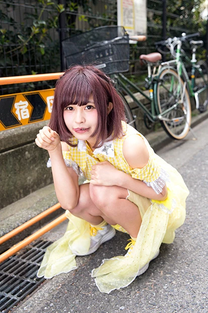 甘夏ゆず（ゆずぽん）２０１４年加入。バンもん！のシンセサイザー、ギター担当。ＹＪ「サキドルエース２０１７」で優勝し、グラビアでも活動中