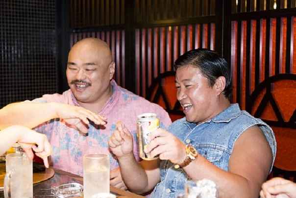  際どいセクハラトークを繰り広げる、スギちゃん・クロちゃん。皆さんはマネしないでください！