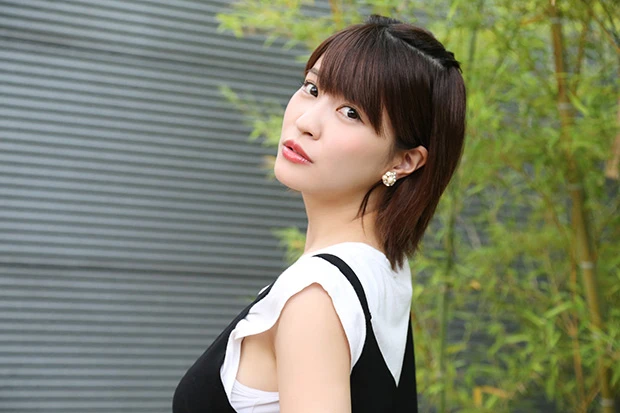 “飲み姿カワイイ”岸明日香がいつも以上にカワイい理由は？ 「自然にはだけてきちゃって…すごくいちゃついてる感じはあります」