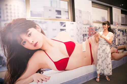  「週プレ酒場」には馬場の巨大壁も。この日のイベント終了後、イレギュラーで本人自らサインも