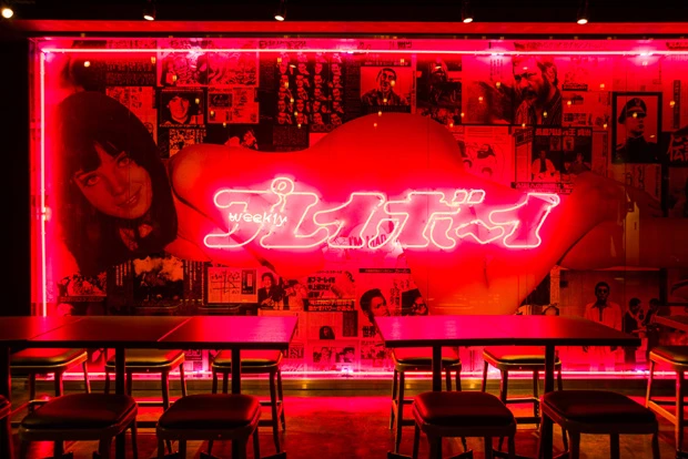 ６月１０日（土）、東京・新宿の歌舞伎町にオープンする「週プレ酒場」。赤を基調とした店内で、グラビアアイドルがオススメするフードも楽しめる。エントランスには、みうらじゅん氏が描き下ろした天井画も