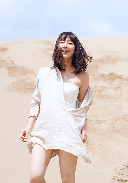 「グラビアは内面を写すもの」――人気フォトグラファーが語る、女優・吉岡里帆の魅力