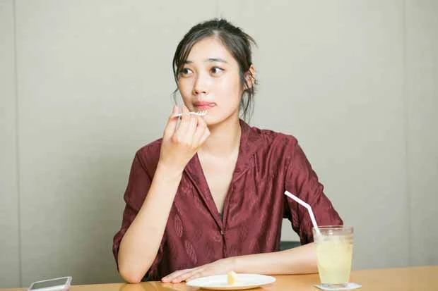 差し入れしてくれたチーズケーキを嬉しそうに食べながらインタビュー