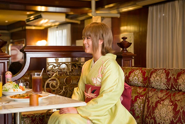 レストランのシーンがコチラ。このあと、渾身の咳き込みが披露される！