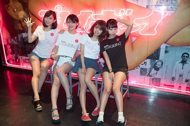 週プレ酒場で「グラドルナイト　Ｖｏｌ．１」開催！ 未公開秘蔵カットを本人たちがツッコミまくって大興奮！？