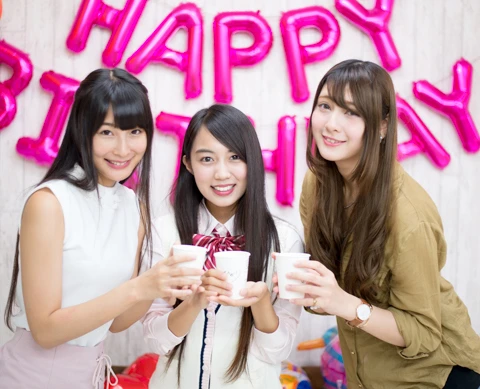 黒木ひかりちゃんのバースデーを祝って、先輩のアンジェラ芽衣(右)、川崎あや(左)も駆けつけた!