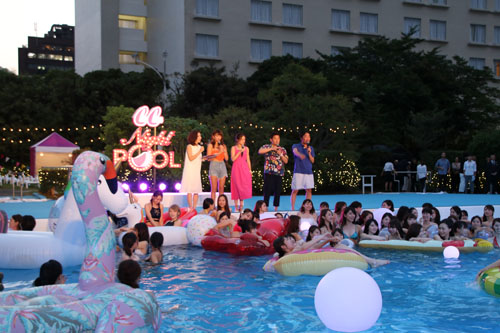  プール開き宣言で一斉に飛び込み、遊ぶ読者たち