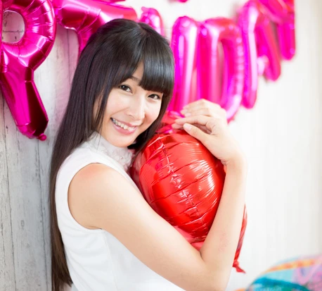 グラビア界のクビレスト・川崎あやが、生活すべて“名探偵コナン尽くし”な好きすぎる事情を告白　