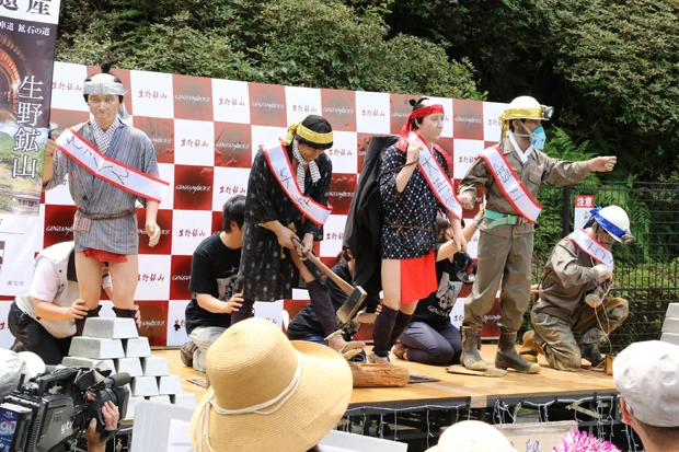 坑道から運び出された主力マネキンたち。右端でしゃがんでいるのがＯＬアリサさんの推す爆破係“ちえお”