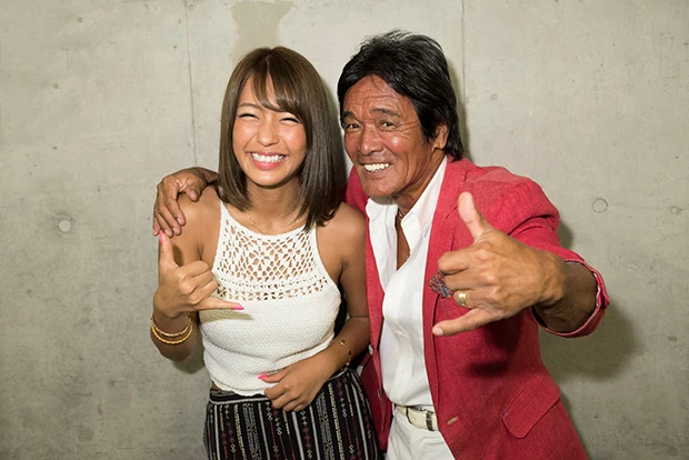 “日本一黒いグラドル”が帝王・松崎しげるにラブコール！ 日焼けして魅力が増す男と女のパーツとは…