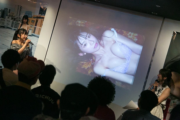 胸が盛れているカット。普段から週プレは“盛れる”そうだが、これはすごいと絶賛