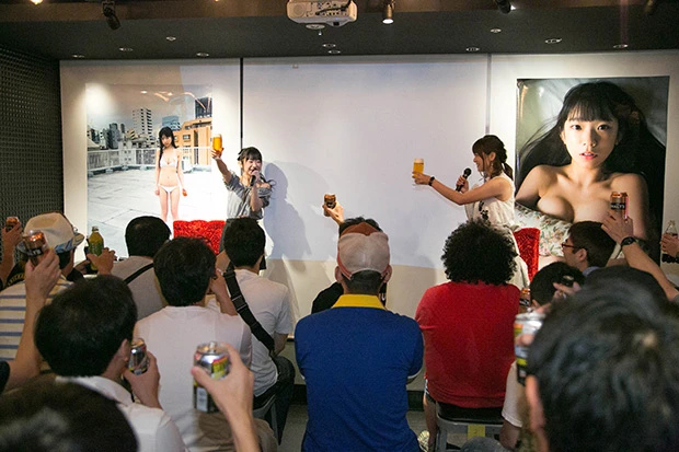  満席のファンに祝福され乾杯！