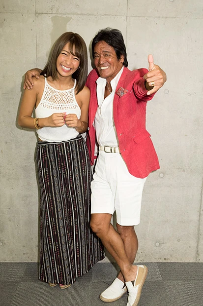 “日本一黒いグラドル”が帝王・松崎しげると熱く語る日焼けのデートプラン「やっぱり黒い男性に惹かれます！」