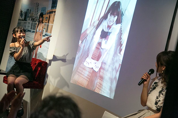  「このアングルってみんな反応いいですね」と会場のリアクションを見ながらコメントする長澤