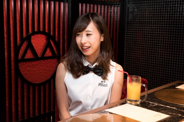  お客さんと乾杯するのが楽しいというマユちゃん