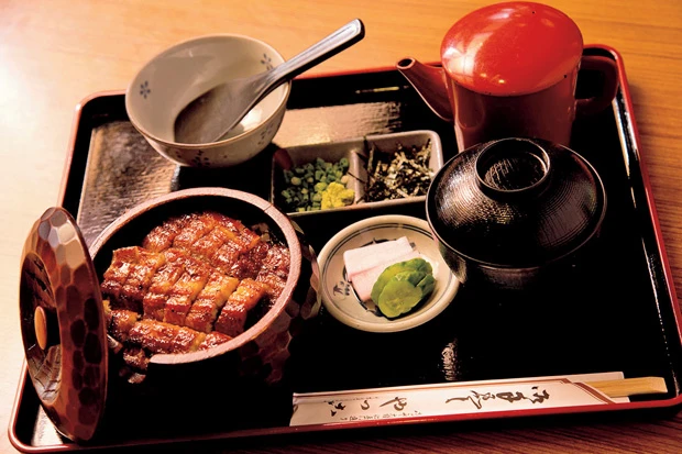 ひつまぶし　３６７０円（税込）。１回目はそのままいただき、２回目はワサビやネギなどの薬味を入れて、３回目はおだしを入れてお茶漬けに、それ以降は自分の好きなように食べる名古屋名物！