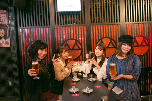  １日ママを務めた寺口、吉野以外のメンバーは酒場に残って皆で乾杯！