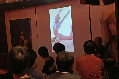  週プレ本誌ではしっとりしたカットが掲載されているが、明るくはしゃぐ姿も週プレｎｅｔでは掲載（１０月１日リリース予定）