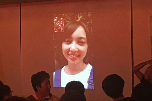  撮影の合間、生電話で参加してくれた小宮。ファンとのトークを楽しんだ