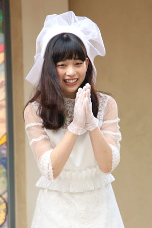 ブーケが最前列より手前に落ちてしまい謝る森川