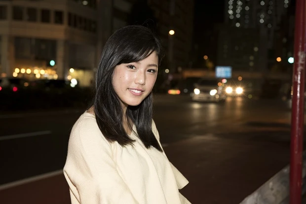 制服のスカートは超ミニミニ！？ “奇跡の１７歳”がグラビアデビュー「原宿の竹下通りへスカウトされに行きました」