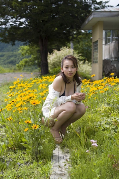 『週刊プレイボーイ』の表紙巻頭を初グラビアで飾り、衝撃のデビューを果たした華村あすか 撮影/佐藤裕之