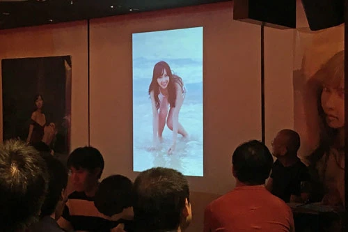  担当編集者いわく「よく見ると表情がちょっと強張っている」という“苦手”な海のカット