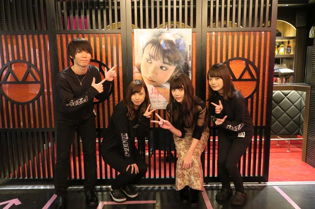  イベントの手伝いをしてくれた「週プレ酒場」バイトさんたちと記念写真