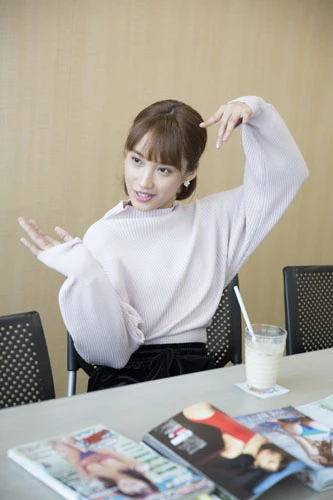  空手の型をみせる岡田