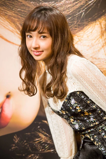 小宮有紗の巨大グラビアが週プレ酒場の壁一面に! “23歳、一番キレイ説”はホントか!?