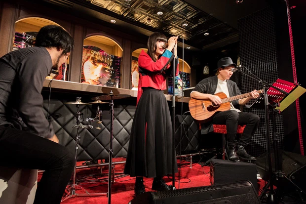  ライブには、ＢｉＳＨの全楽曲を手がける音楽プロデューサー・松隈ケンタ氏もギタリストとしてサプライズ参加。彼のサウンドチーム「ＳＣＲＡＭＢＬＥＳ」メンバー・吉岡紘希を含めた３人で圧巻のパフォーマンスを見せてくれた