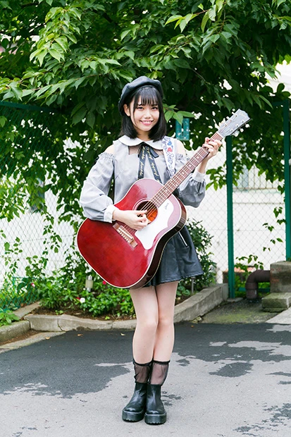  自分のおこづかいで今年新調したギター。ローン完済まであと半年。