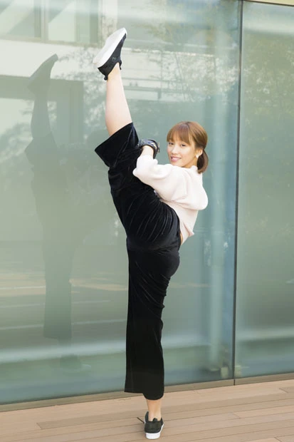 始球式の"大胆ピッチング"で反響を呼んだ岡田サリオが、さらに衝撃の「美尻投法」を披露！ 尻職人も称賛した弾力性の魅力とは...