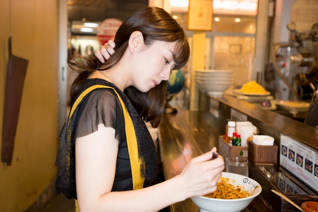  後ろ髪をかき上げる園都ちゃん、いざ実食！