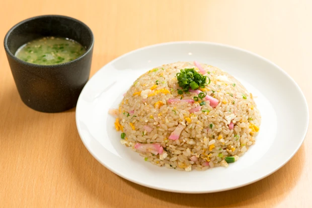 チャーハンに鶏スープを付けた「チャー王セット」(¥980)