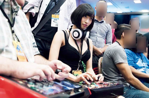  自前のスティックを持ち込んでラスベガスの世界大会で海外勢と対戦する倉持さん