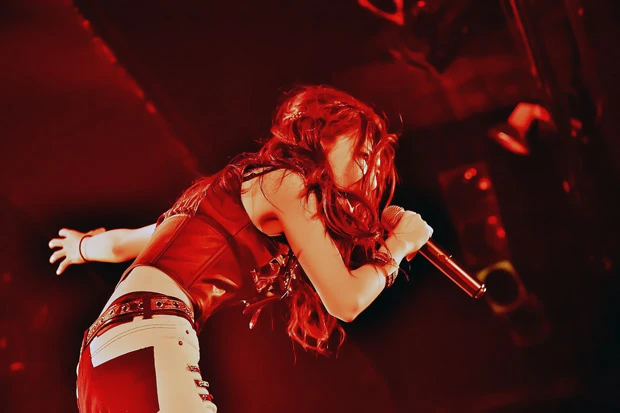  ステージでは常に全力を出し切って歌うＥＹＥさん。