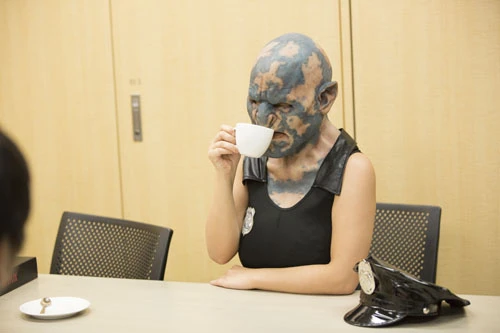  オークの被り物を付けてふざけるヤナパイ