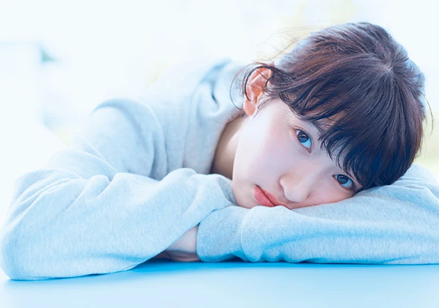 ２０１７年最後の新星、元Ｄｒｅａｍ５の日比美思が初登場×初水着×初表紙！「いろいろ妄想しながら、黒水着のカットは…」