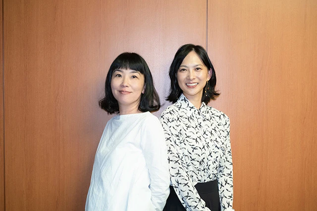 約10年ぶりに再会した女優・谷村美月さん(右)と写真家・関めぐみさん(左)