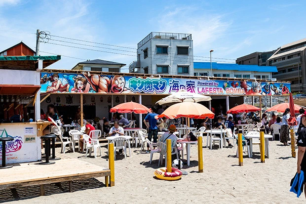 逗子海岸の中でも家族連れが多いエリアにある