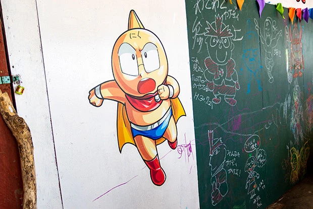 肉世代パパが水着のお姉さんに夢中な中、海の家に置いてある『キン肉マン』全巻を読みながら過ごすその子供も見られた