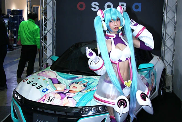 初音ミクコスプレを披露するえなこ